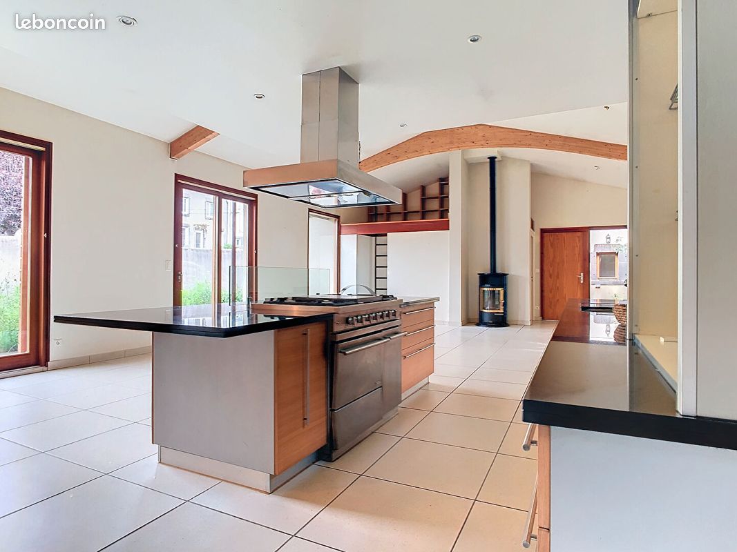 Casa de 3 dormitorios en Pont-du-Chateau, France No. 259392