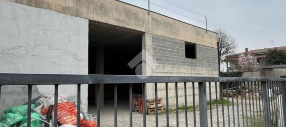 235m² Warehouse in Barbata, Italy No. 52484 5