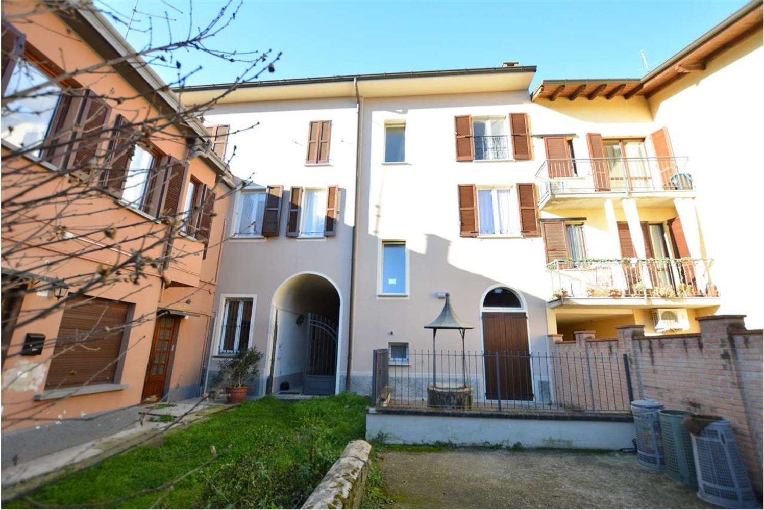 Edifício em San Colombano al Lambro, Italy 367 m² N.º 9679