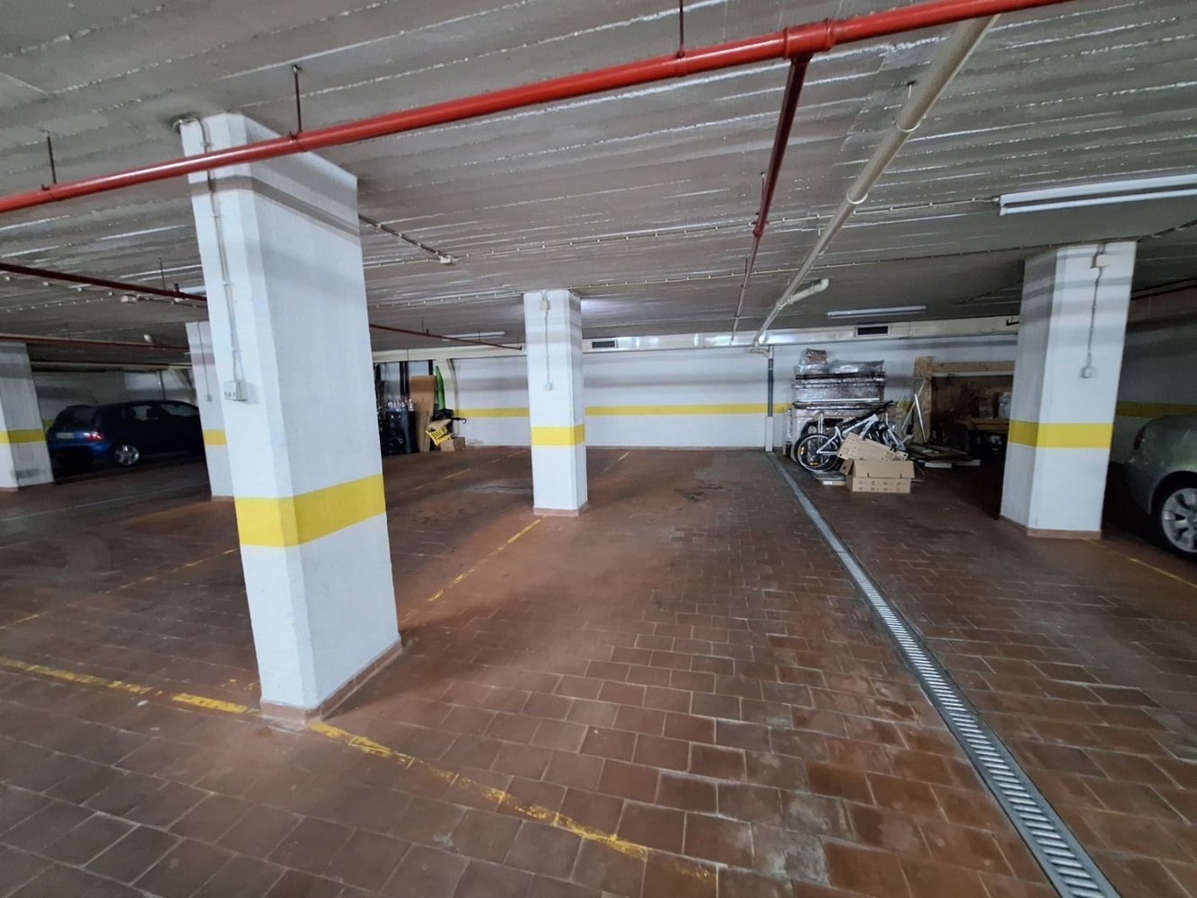  Garage in Lisbon, Portugal No. 247698