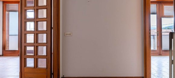 5 bedrooms Apartment in Ivrea, Italy No. 339625 3