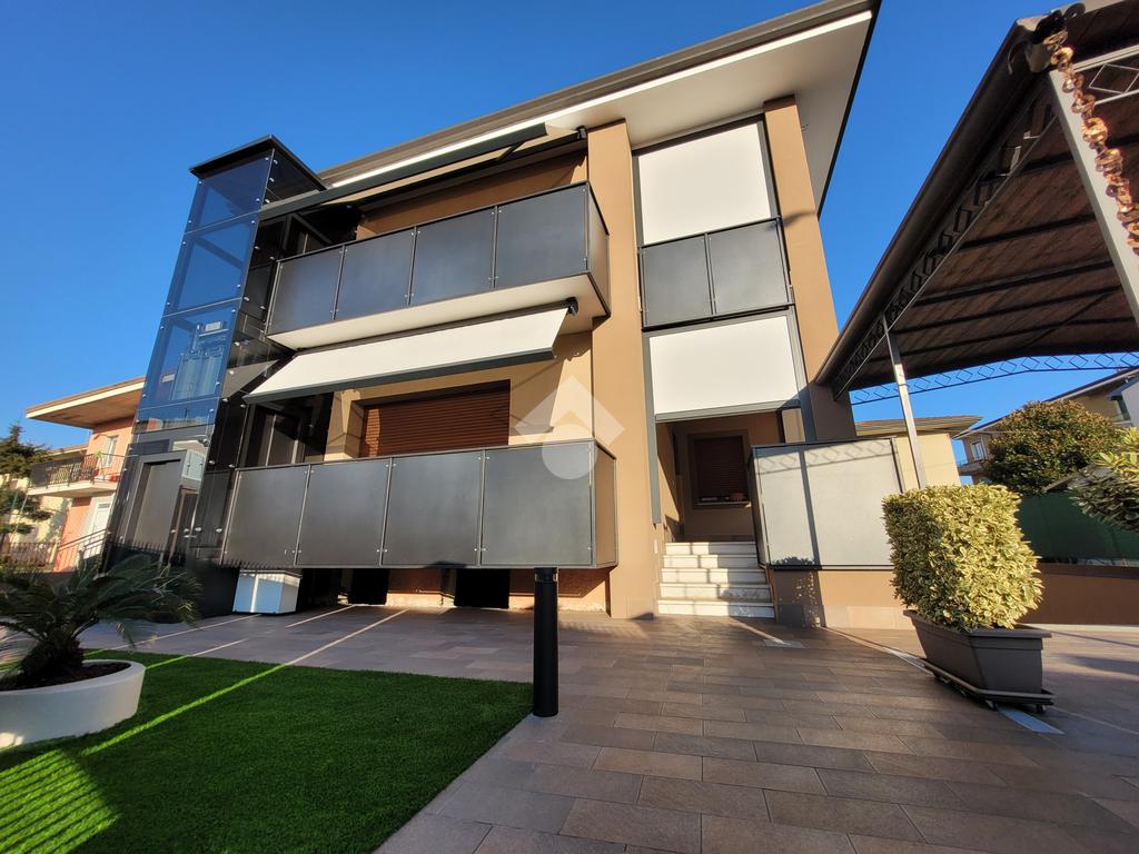 5 bedrooms Villa in Verona, Italy No. 107622