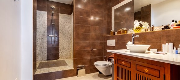 4 bedrooms Apartment in Paris, France No. 140120 8