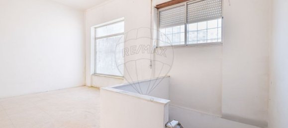 168m² Commercial property in Moita, Portugal No. 348638 3