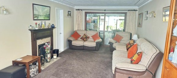 4 bedrooms House in Chatham, United Kingdom No. 10484 3