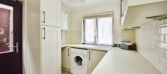 4 bedrooms House in Chatham, United Kingdom No. 10484 14