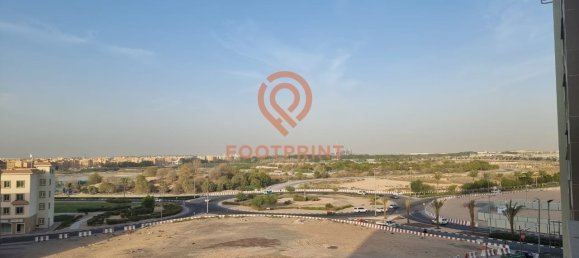 Apartamento de 2 dormitorios en International City, UAE No. 24360 13