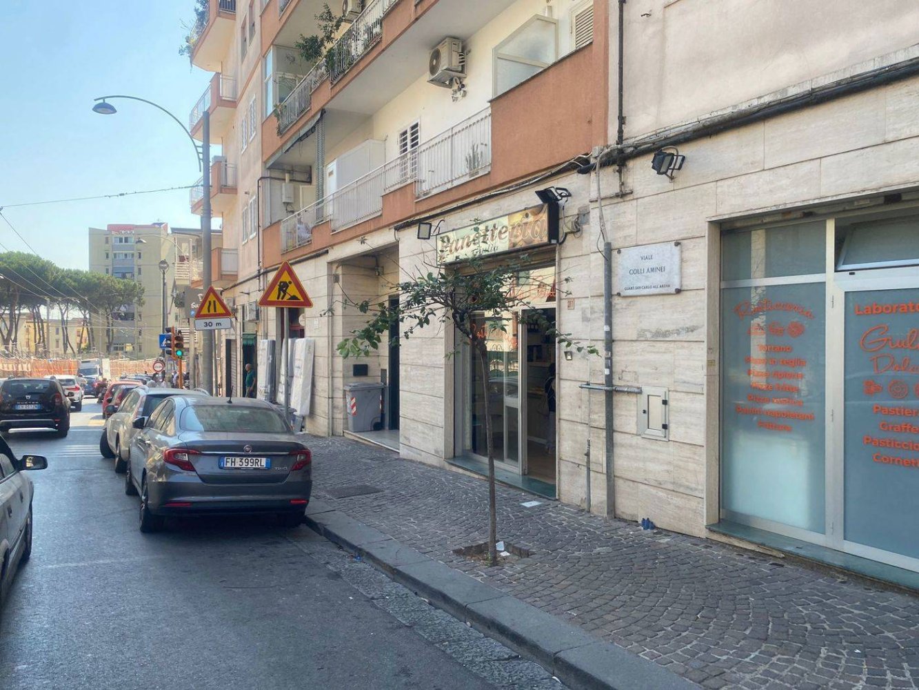 1 room Commercial property in Naples, Italy No. 285354