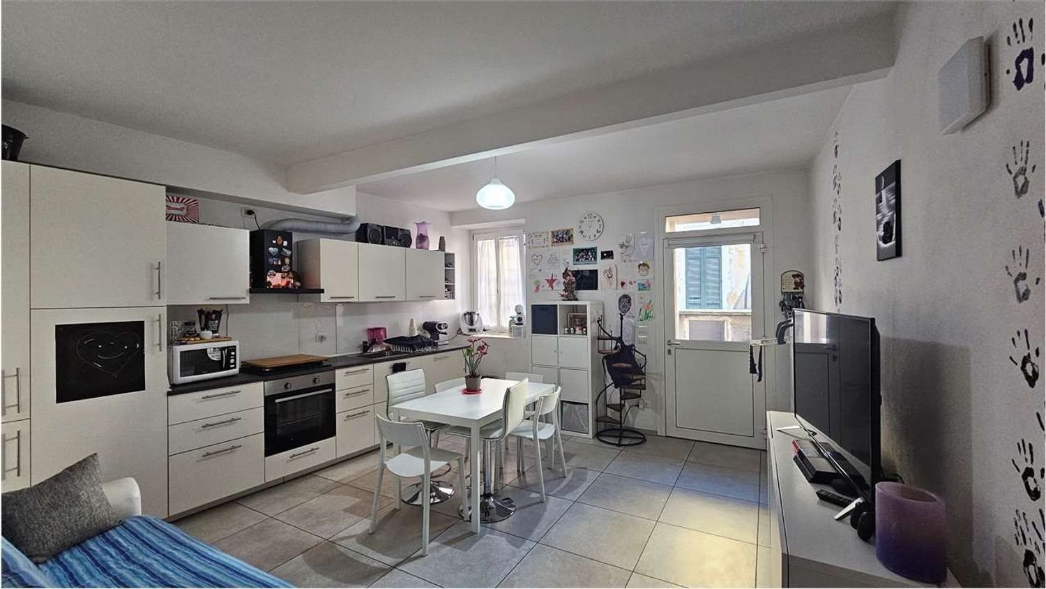 Квартира с 2 комнатами в Фино Морнаско, Италия № 159788