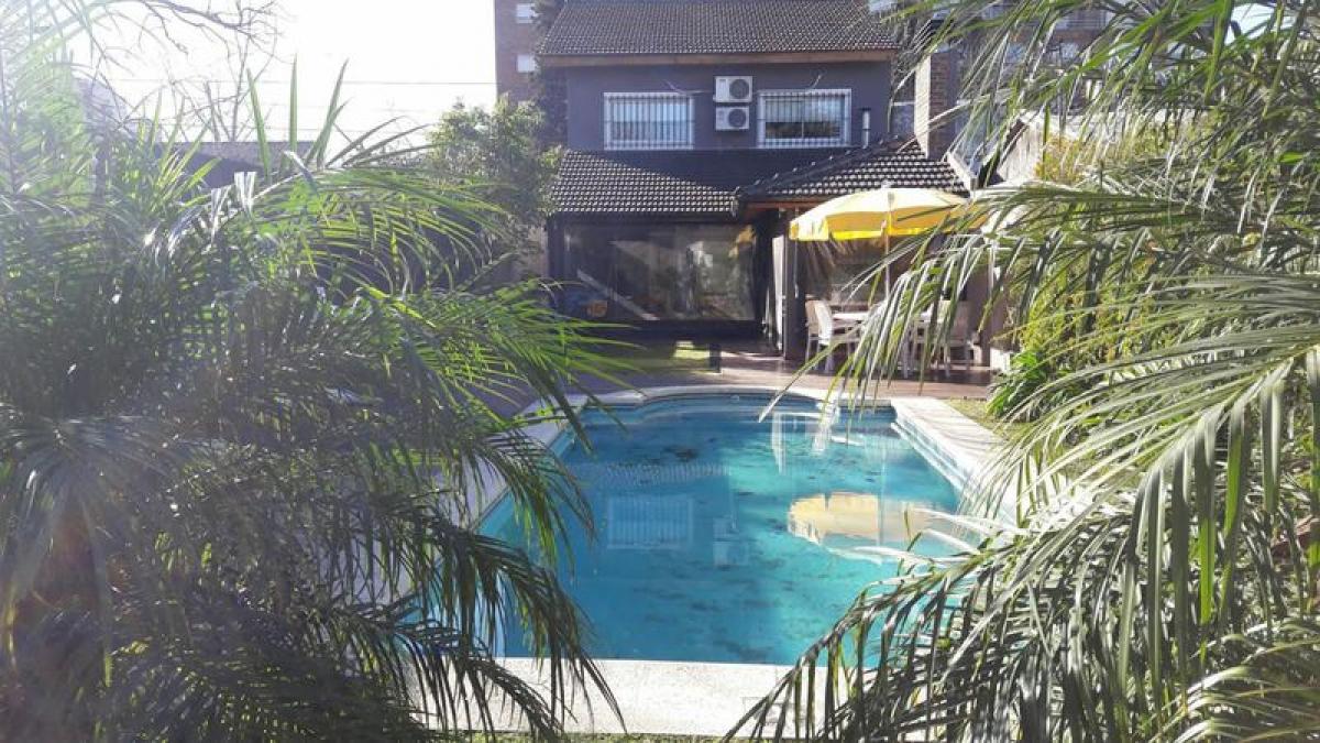 Casa de 3 dormitorios en Morón, Argentina No. 98714