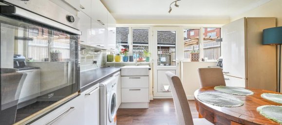 2 bedrooms House in Epsom, United Kingdom No. 9707 3