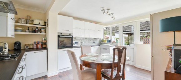 2 bedrooms House in Epsom, United Kingdom No. 9707 2