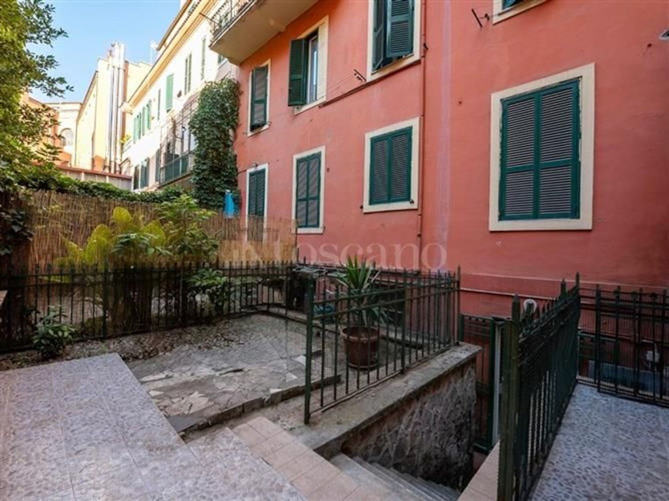 6 rooms Apartment in Rome, Italy No. 289741