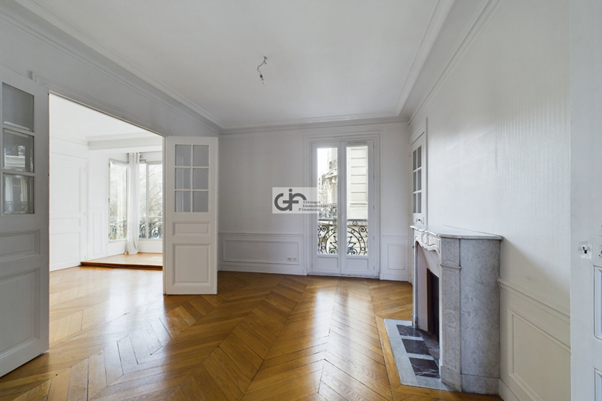 4 rooms Apartment in Paris, France No. 161949