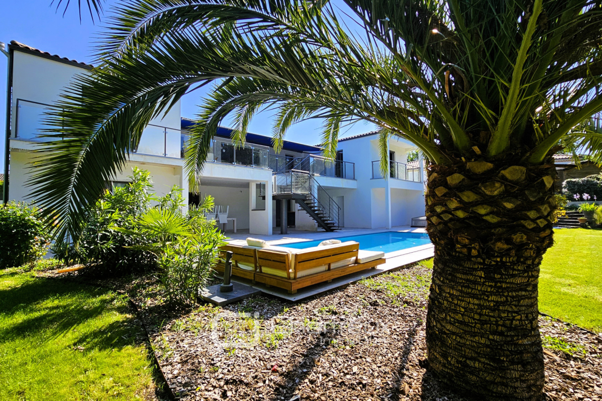 Вилла с 5 спальнями в Ле Мат, Франция № 294191