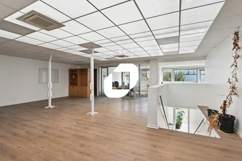 365m² Office in Nanterre, France No. 302413