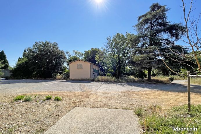 150m² Commercial property in Montpellier, France No. 279998