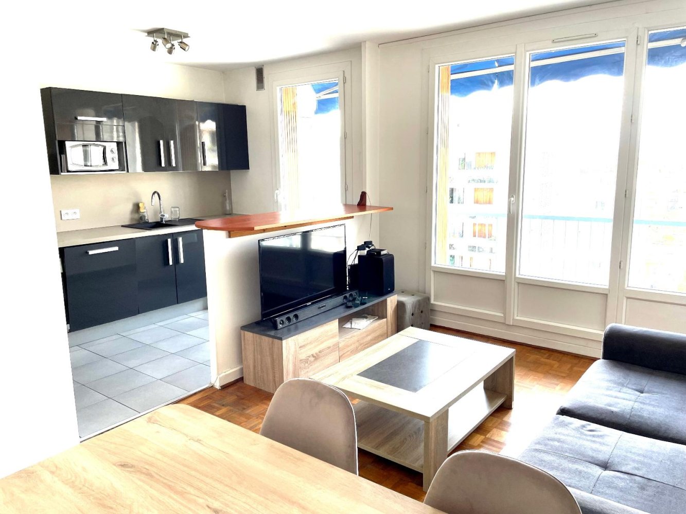 3 bedrooms Apartment in Villeurbanne, France No. 320876