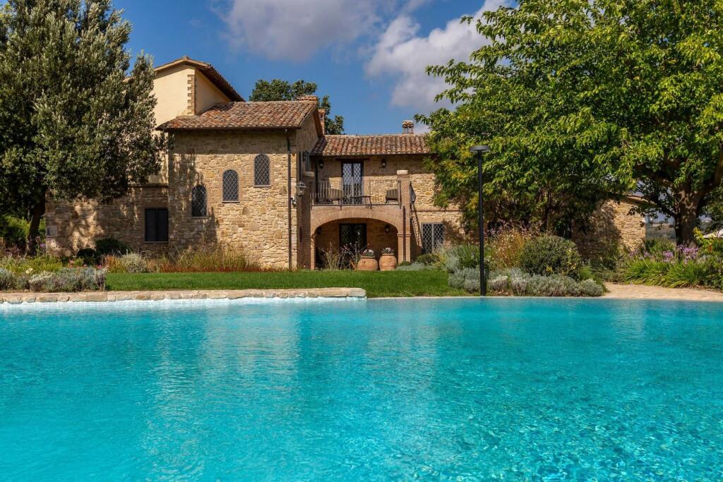 6 bedrooms Villa in Todi, Italy No. 105846