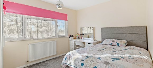 4 bedrooms House in Reigate, United Kingdom No. 990 9