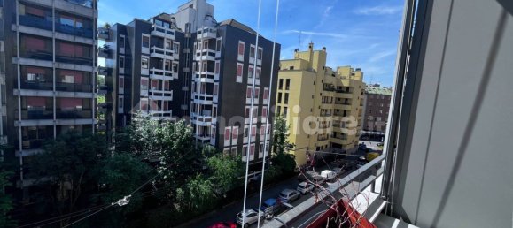 2 bedrooms Apartment in Milan, Italy No. 352203 2