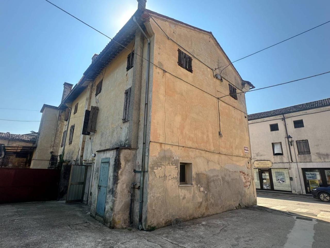 6 rooms House in Rossano Veneto, Italy No. 175165