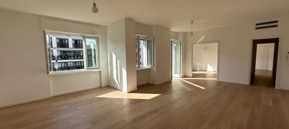 3 bedrooms Apartment in Milan, Italy No. 313153 2