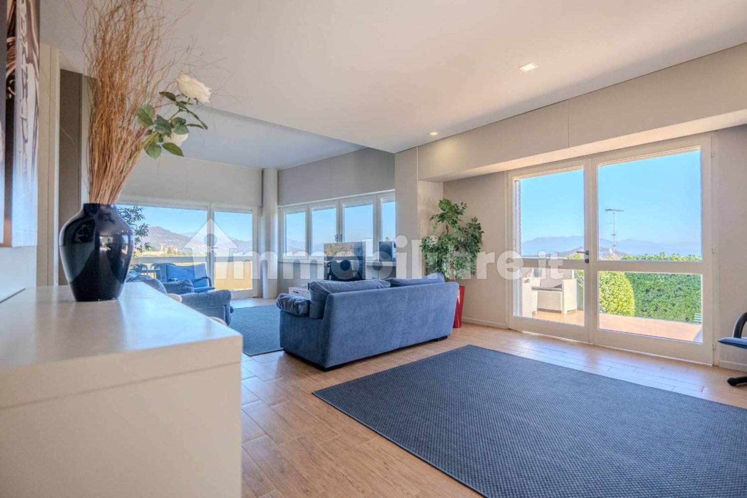 3 bedrooms Villa in Arona, Italy No. 107754