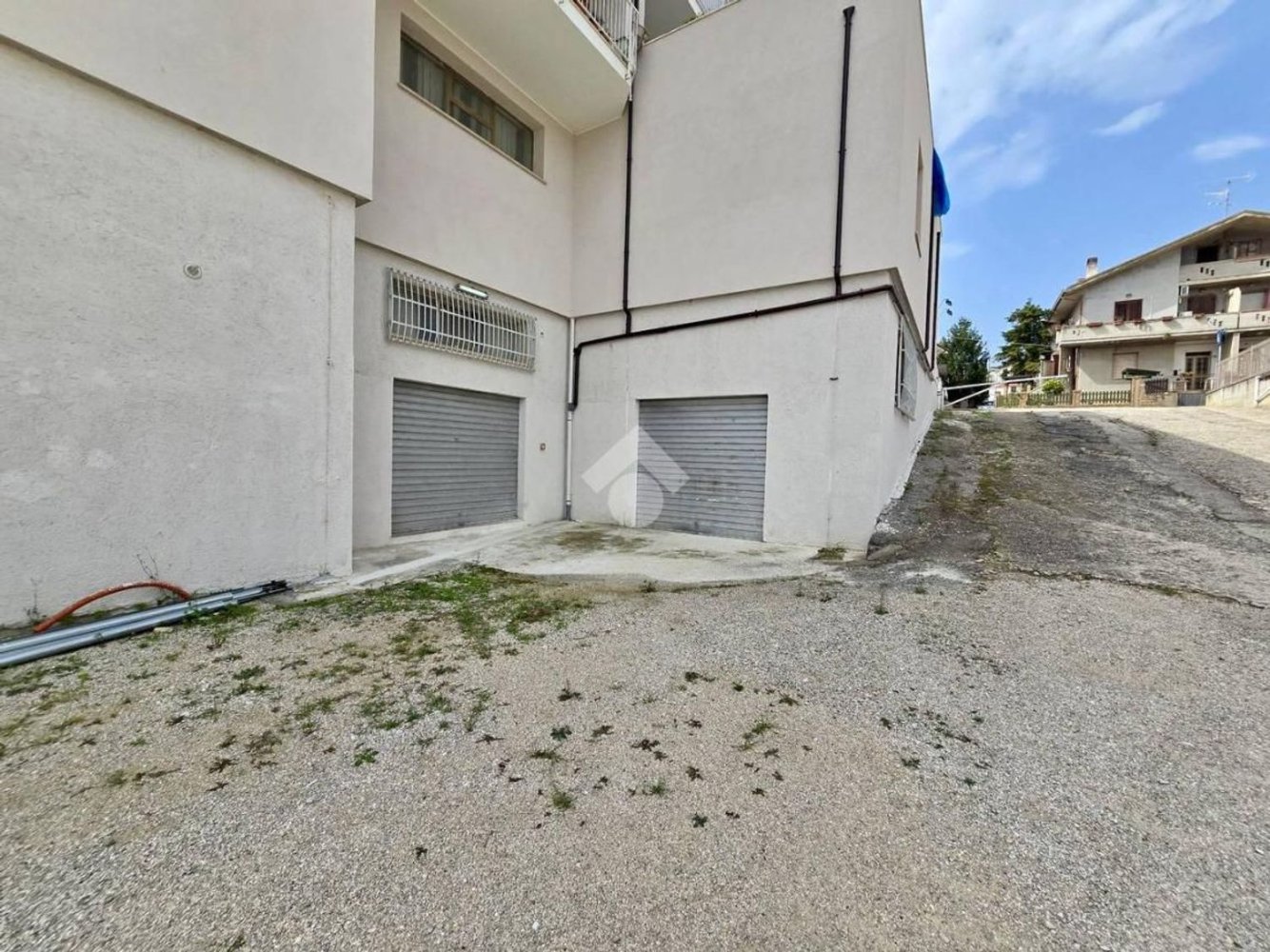 78m² Garage in Notaresco, Italy No. 365222