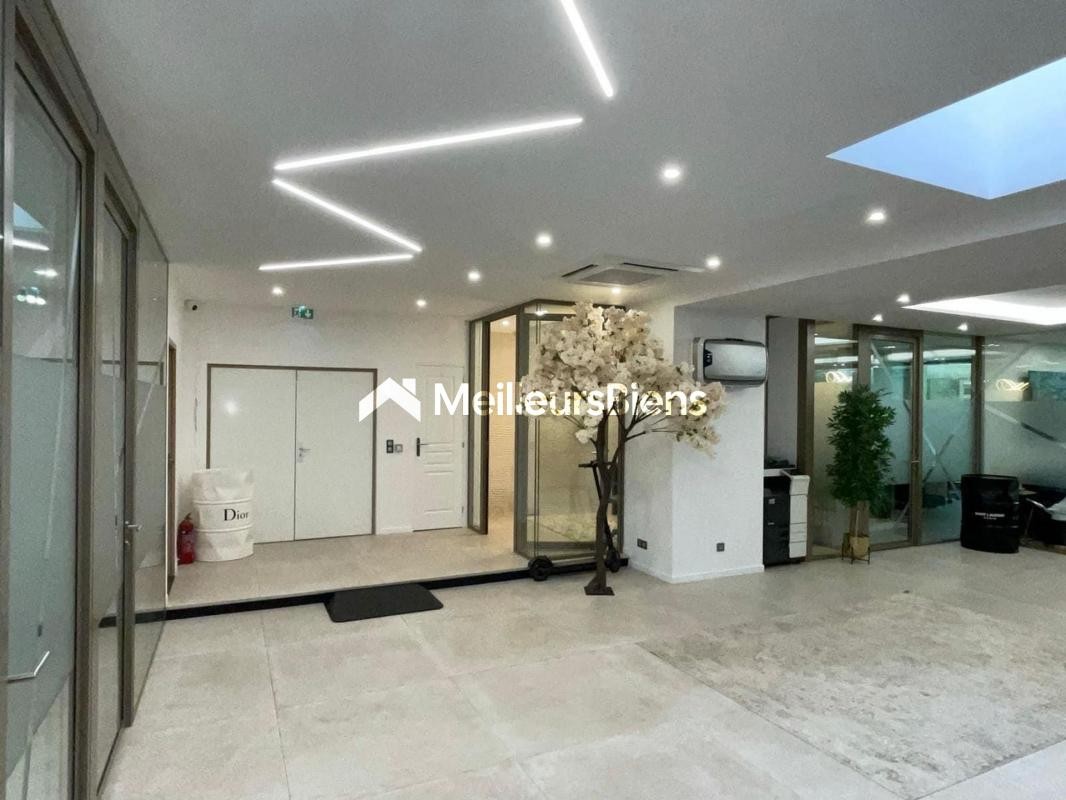 385m² Office in Paris, France No. 322813