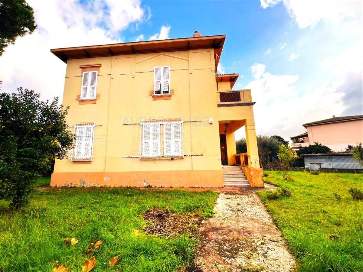 4 bedrooms Villa in Massa, Italy No. 45797