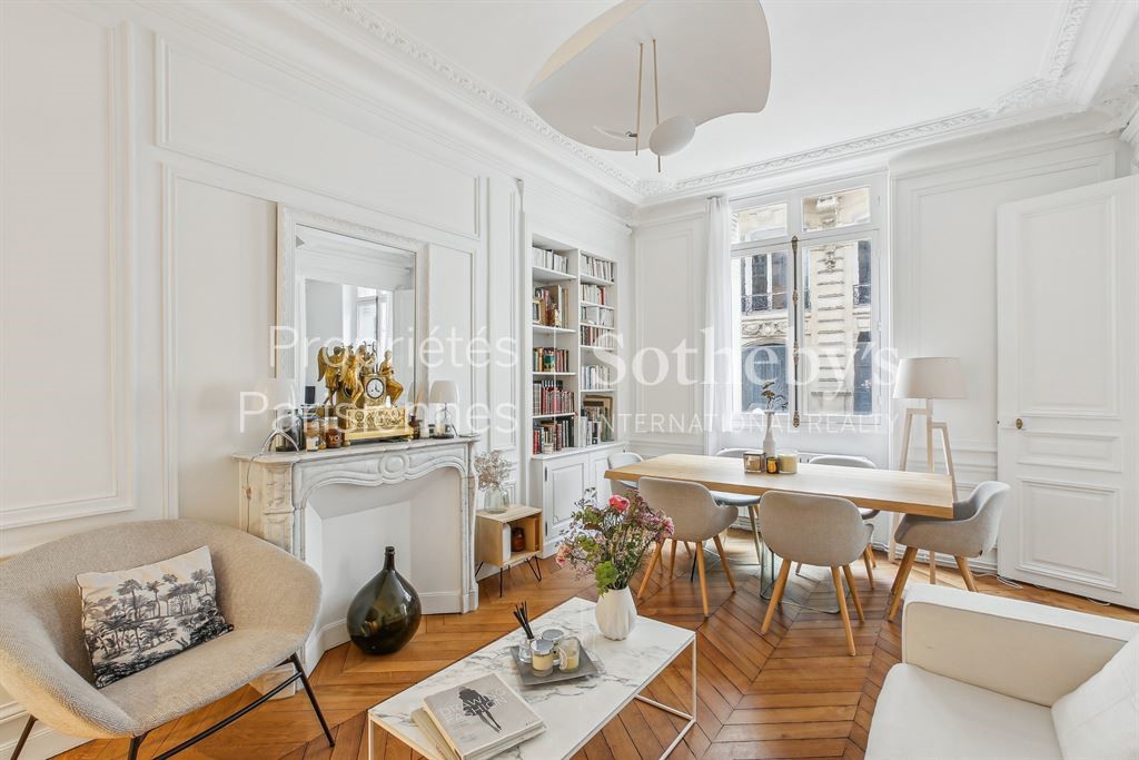 3 bedrooms Apartment in Paris, France No. 347277