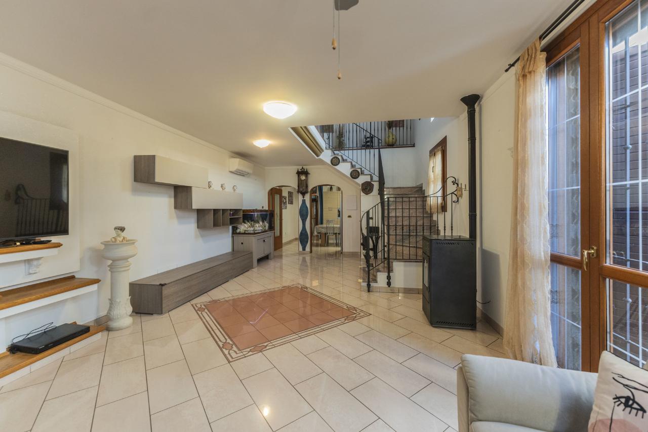 6 rooms Apartment in San Pietro in Casale, Italy No. 35337