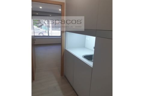  Commercial property in Loures, Portugal No. 214978