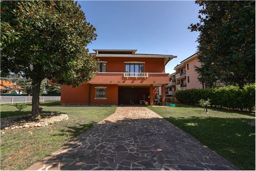 6 bedrooms Villa in Arcore, Italy No. 290173