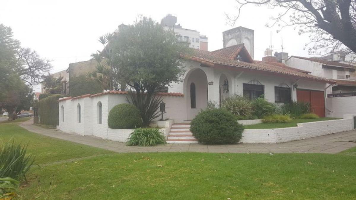 4 bedrooms House in Moron, Argentina No. 53977