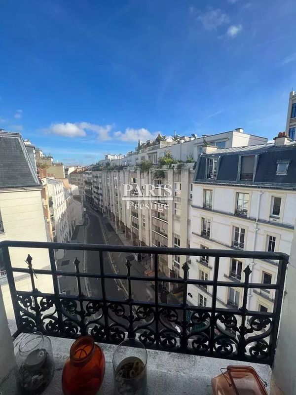 2 bedrooms Apartment in Paris, France No. 189070