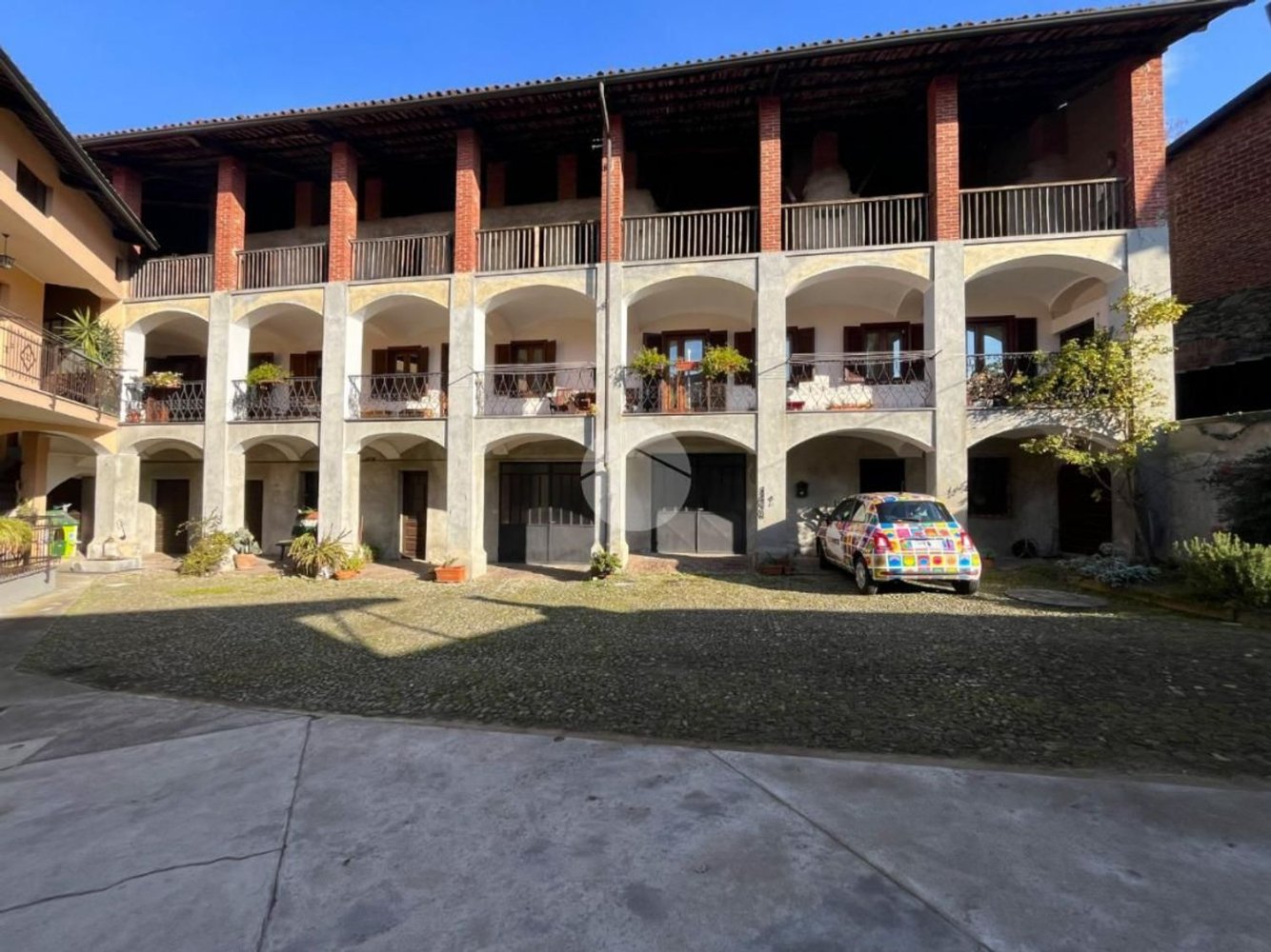 Дом с 6 комнатами в Кьяверано, Италия № 119256