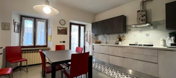 Дом с 6 комнатами в Кьяверано, Италия № 119256 8