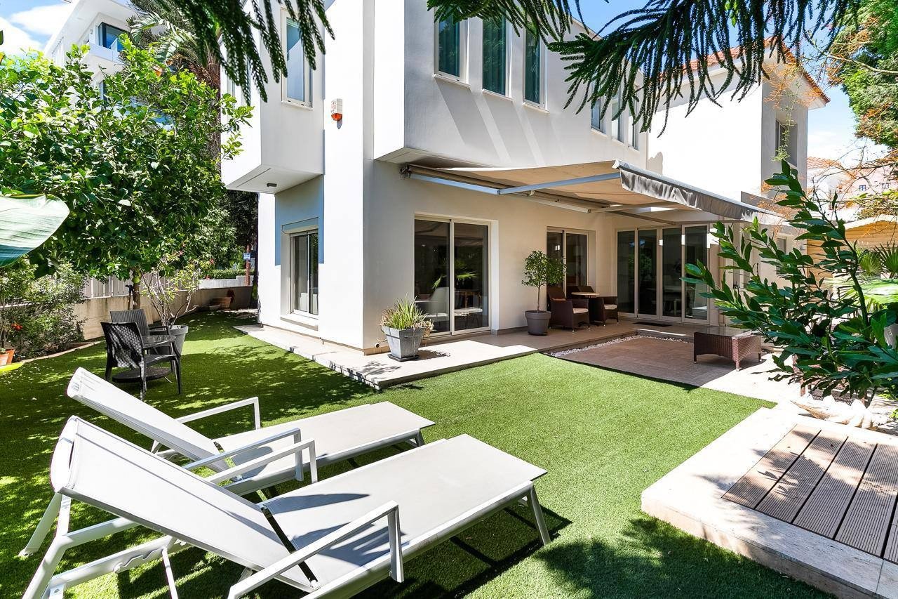 4 bedrooms Villa in Limassol, Cyprus No. 33651