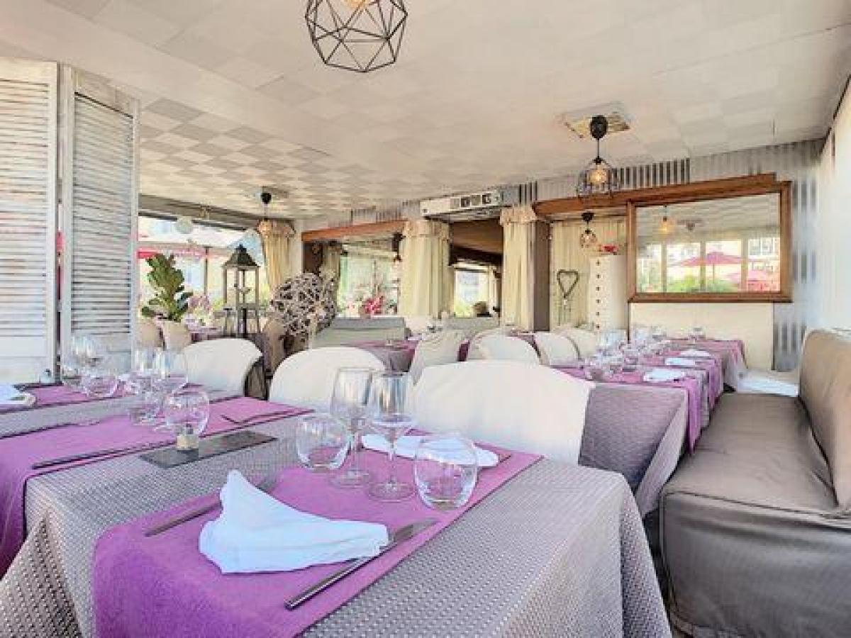 Офис 1000м² в Уистреам, Франция № 21031