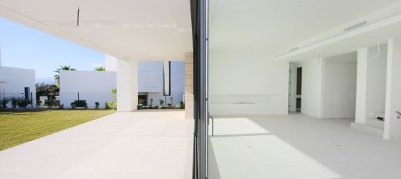 4 bedrooms Villa in Marbella, Spain No. 98896 29