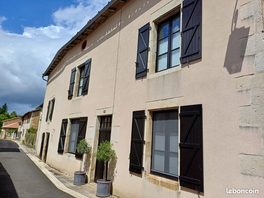 Moradia em banda T5 em Charente, France N.º 335865