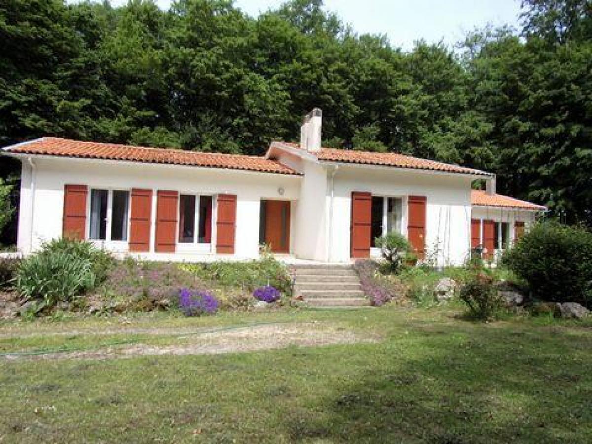 Casa de 5 dormitorios en Jonzac, France No. 31889