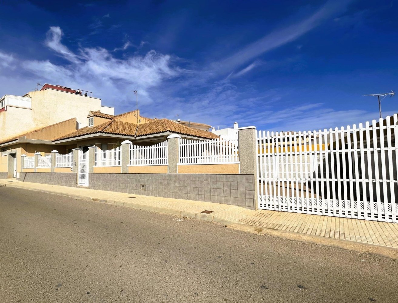 5 bedrooms Villa in Pilar de la Horadada, Spain No. 10932