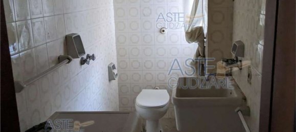 6 rooms Apartment in Livorno, Italy No. 50963 2