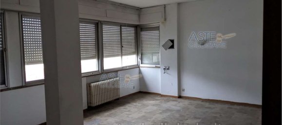 6 rooms Apartment in Livorno, Italy No. 50963 4