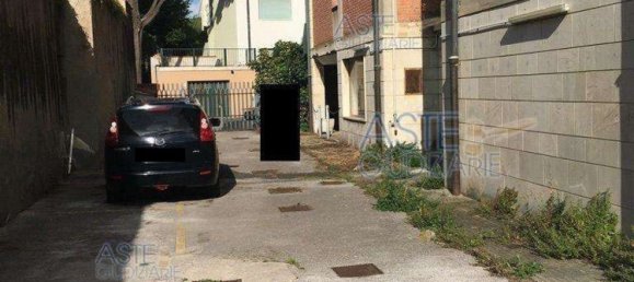 6 rooms Apartment in Livorno, Italy No. 50963 8