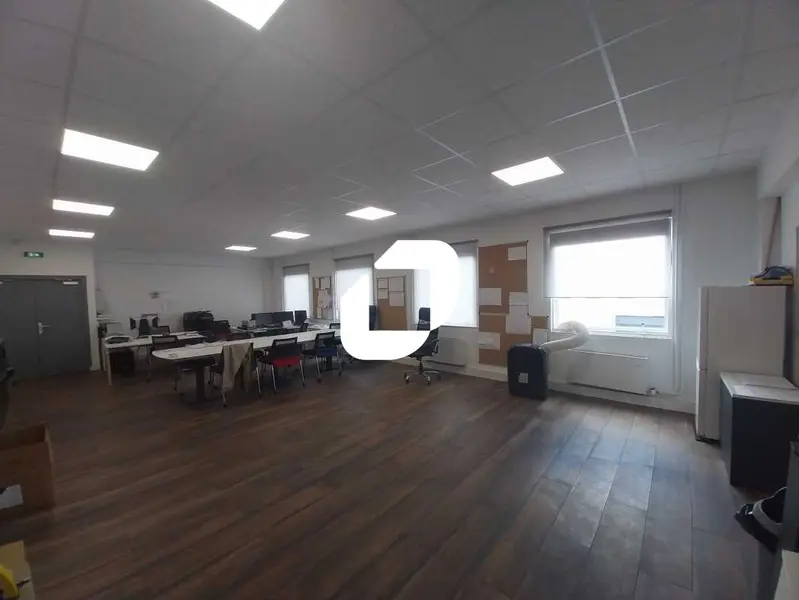 67m² Office in Osny, France No. 302372