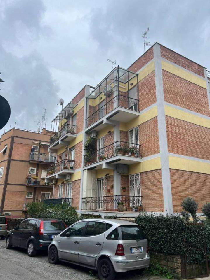 3 rooms Apartment in Rome, Italy No. 117815